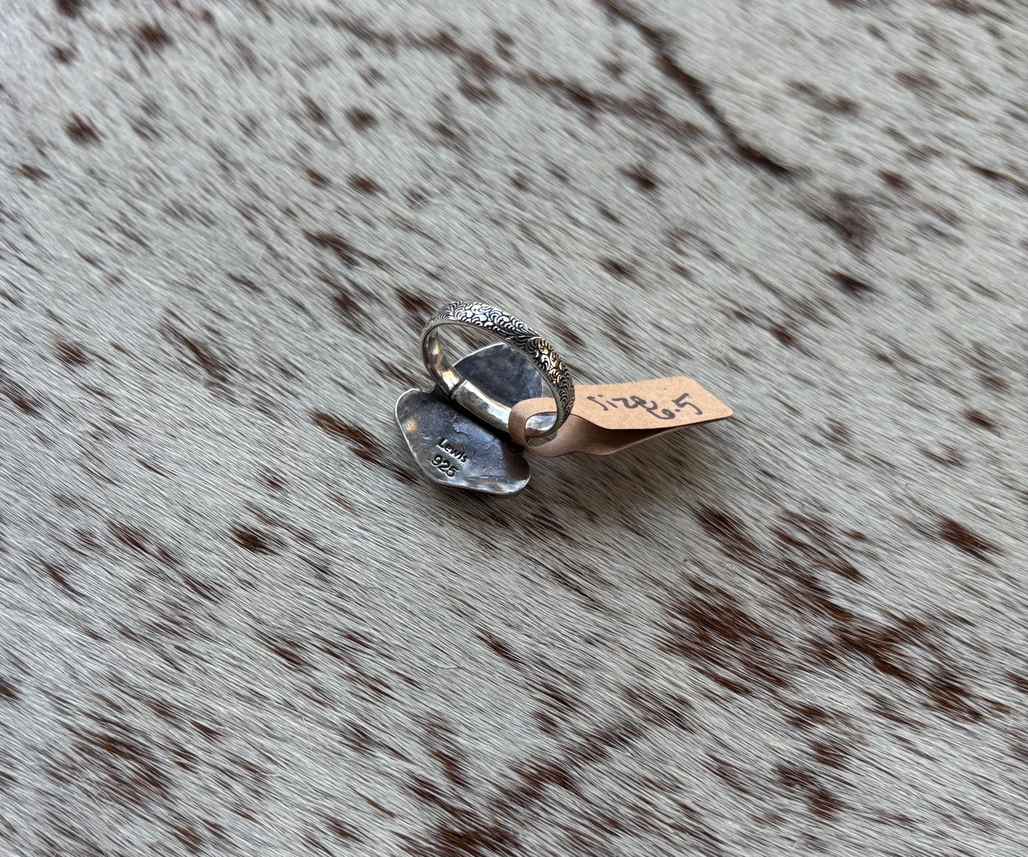 Checkered Ring Spiny Oyster Size 6.5