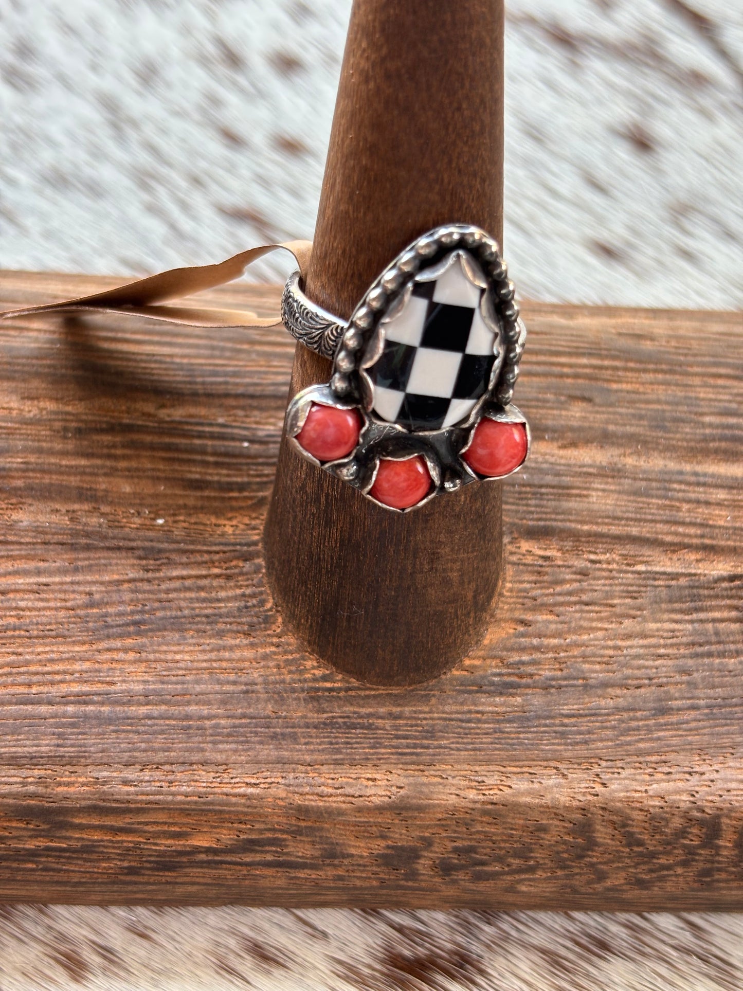 Checkered Ring Spiny Oyster Size 6.5
