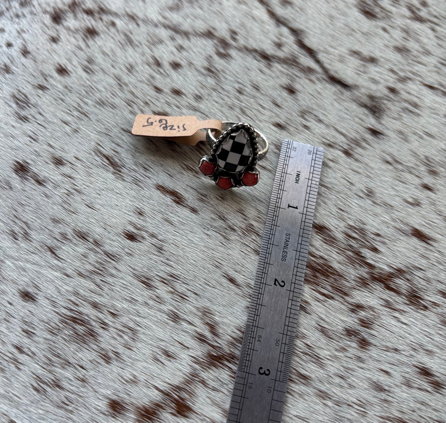 Checkered Ring Spiny Oyster Size 6.5