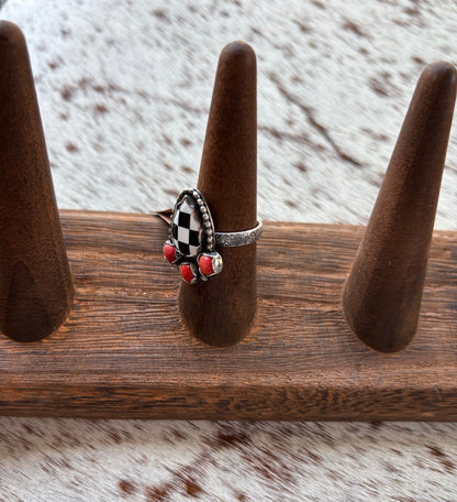 Checkered Ring Spiny Oyster Size 6.5
