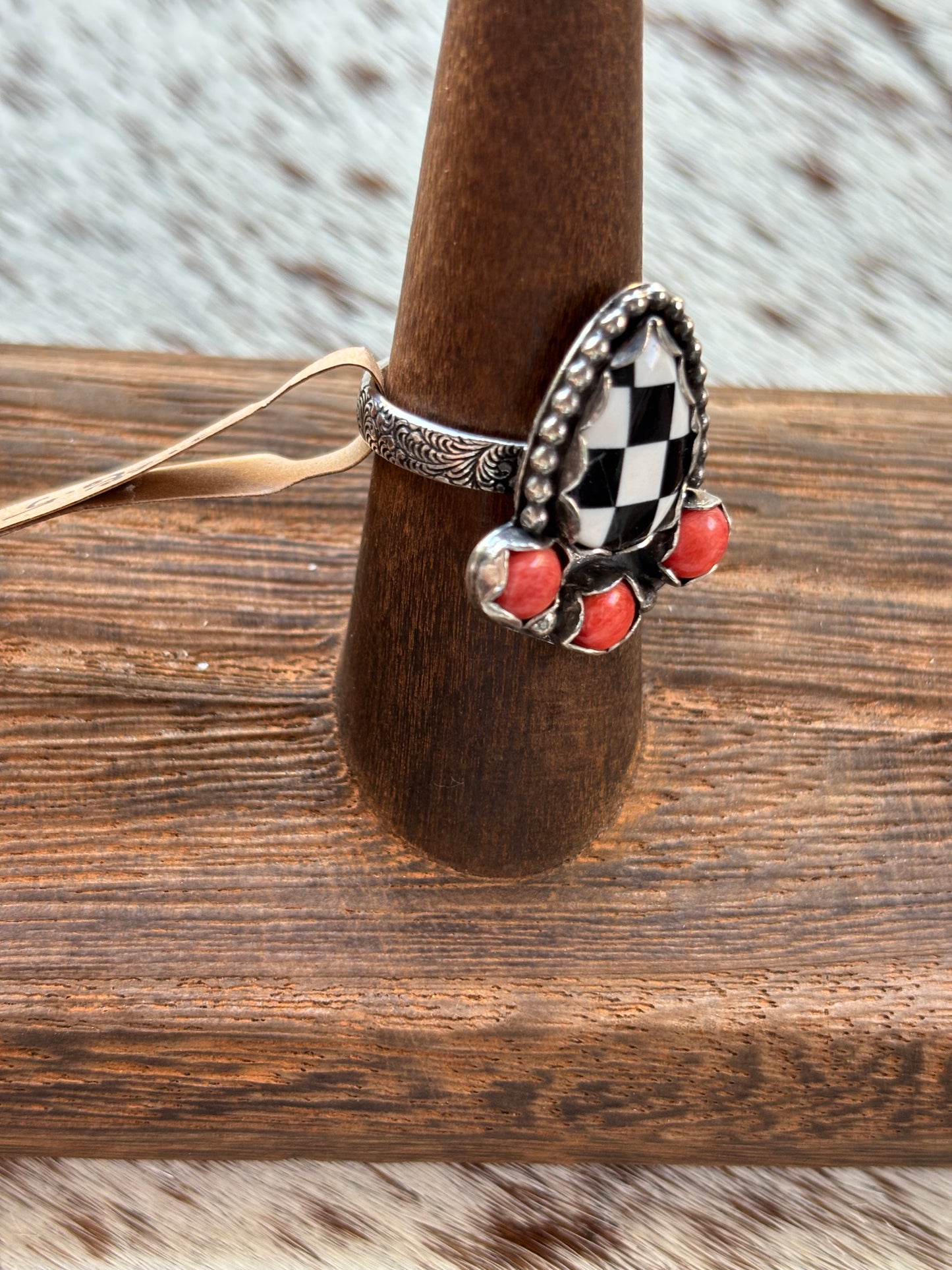 Checkered Ring Spiny Oyster Size 6.5