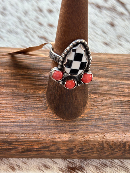 Checkered Ring Spiny Oyster Size 6.5