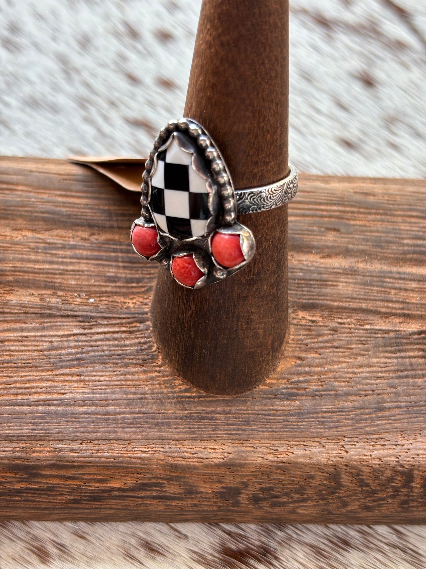 Checkered Ring Spiny Oyster Size 6.5