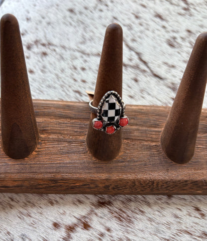 Checkered Ring Spiny Oyster Size 6.5