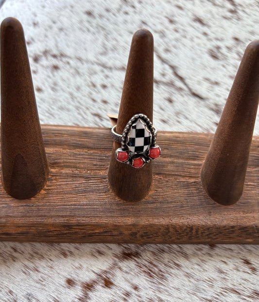 Checkered Ring Spiny Oyster Size 6.5